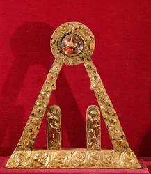 La A di Carlo Magno (742-814) (oro, smalto, perle e pietre preziose)