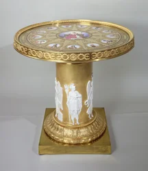Il tavolo di Austerlitz, intarsiato con placche di Sèvres che commemorano la vittoria di Napoleone ad Austerlitz, 1808-10 (oro e porcellana)