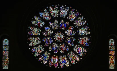 La finestra rosa ovest con pannelli frammentari del quindicesimo e sedicesimo secolo per lo più raffiguranti santi (finestra rosa - interno)