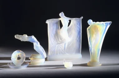 Tre oggetti in vetro opalescente di Lalique