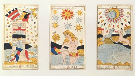 Tre carte dei tarocchi che raffigurano La Torre, La Stella e La Luna (incisione colorata su legno)