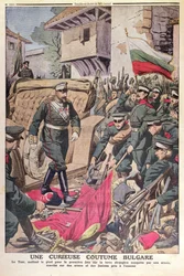 Lo Zar Ferdinando I (1861-1948) di Bulgaria cammina su bandiere catturate durante la guerra balcanica del 1912, novembre 1912