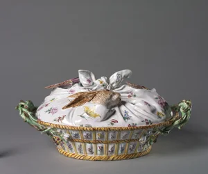 Zuppiera a forma di cesto di selvaggina, fabbricante Fabbrica di Sceaux, c.1755 (maiolica smaltata con decorazione a smalto)