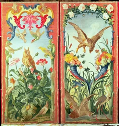 Due pannelli di tappeto trasformati in un paravento pieghevole, raffiguranti uccelli, fiori e frutta, Officina Savonnerie