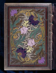 Copertina superiore del libro, con design semi-naturalistico di fiori di loto e capolini di caprifoglio, 1886