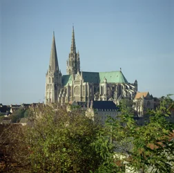 Veduta della Cattedrale di Chartres, dal sud-est, iniziata nel 1194