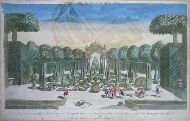 Veduta di un boschetto e di un parterre dove vengono portati gli aranci in estate