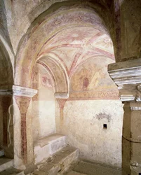 Vista degli affreschi carolingi nella cripta interna, c.858
