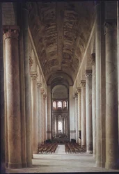 Vista della navata verso il coro e la volta decorata con affreschi del XII secolo