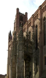 Veduta del lato destro con il portico a baldacchino