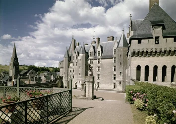 Vista della facciata ovest del castello restaurato, costruito per Jean Bourre, ministro di Luigi XI di Francia, intorno al 1465