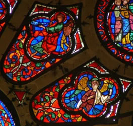 Finestra Ww raffigurante un angelo musicista con una tromba e altri angeli