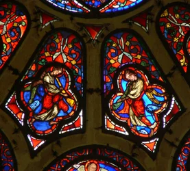 Finestra Ww raffigurante un angelo che suona la tromba del Giudizio Universale