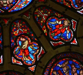 Finestra Ww raffigurante angeli, uno con Strumento della Passione e l