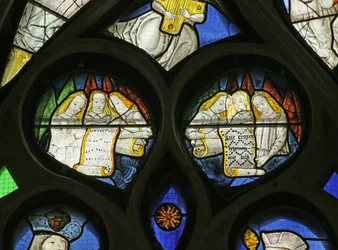 Finestra raffigurante coro di angeli con spartiti musicali