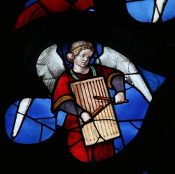 Finestra che raffigura un angelo musicale
