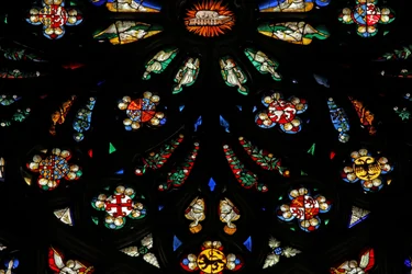 Finestra raffigurante un dettaglio della finestra rosa ovest; gli stemmi includono Montmorency-Laval, Bertrand Duguesclin e Oliver de Clisson