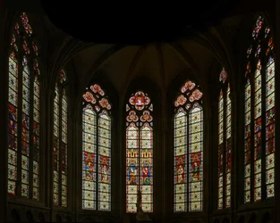 Vista della cappella est: le tre finestre centrali sono moderne ma le altre appartengono alla fine del tredicesimo secolo