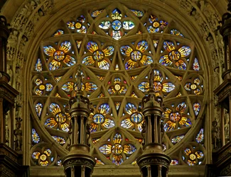 Finestra raffigurante la Rosa, soli fiammeggianti