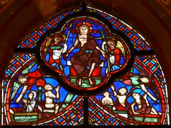 Finestra w0 raffigurante il Giudizio Universale: Cristo e angeli che portano gli strumenti della Crocifissione: lancia e Croce