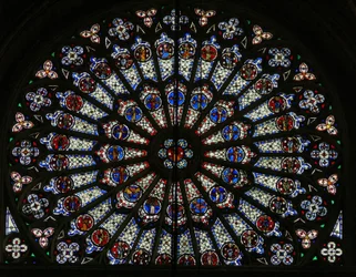La finestra nord rosa, raffigurante Apostoli, Evangelisti, vescovi, re, martiri, San Pietro e San Paolo (finestra rosa - interno)