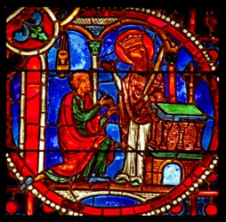 Finestra w1 che raffigura una scena della storia di Teofilo: prega davanti a una statua della Vergine che poi gli appare