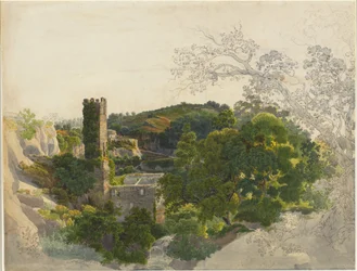 Rovine di una torre fortificata tra colline boscose