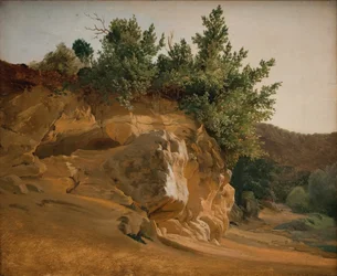 Paesaggio montano italiano con roccia ricoperta di vegetazione, probabilmente vicino a Olevano