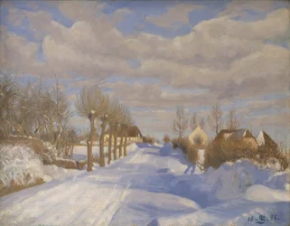 Strada principale coperta di neve al sole