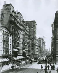 Broadway guardando a nord da Bond Street, New York City