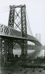 Ponte di Williamsburg sul Fiume East durante la costruzione, 1898