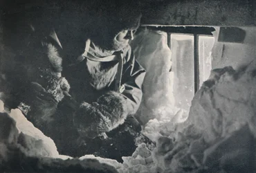 Rimozione della neve dalla finestra della capanna a Cape Adare, c1911, 1913