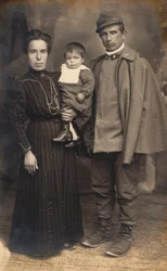 Cartolina con un soldato di fanteria, artigliere, in uniforme di guerra con la sua famiglia, 16031917
