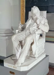 Statua seduta di Victor Hugo (1802-85)