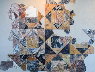 Pavimento marmoreo in opus sectile da un monumento pubblico romano