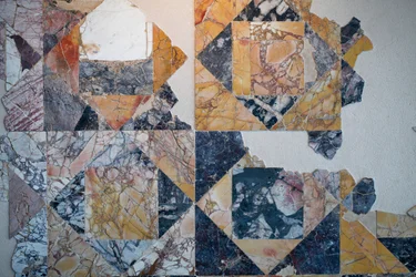 Pavimento marmoreo in opus sectile da un monumento pubblico romano