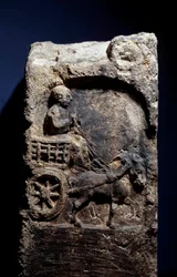 Arte gallo-romana: stele che rappresenta un uomo su un carro trainato da un cavallo. 50 a.C.-100 d.C. Metz, Museo delle Belle Arti