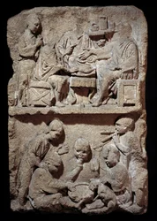 Stele rappresentante una scena di pasti e giochi per bambini