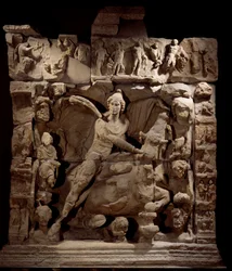 Arte Gallo-Romana: rilievo che raffigura Mithra, il dio della luce, con il toro. Da un tempio di Mithraeum. 50 a.C.-100 d.C. Metz, Museo delle Belle Arti