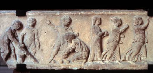Arte gallo-romana: fregio in marmo a basso rilievo da un sarcofago che rappresenta bambini che giocano a palla. II secolo d.C. Parigi, Museo del Louvre