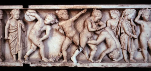 Arte gallo-romana: fregio di marmo da un sarcofago che raffigura bambini che giocano. Parigi, Museo del Louvre