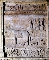 Bassorilievo del periodo gallo-romano che raffigura un carro trainato da cavalli, con passeggeri. Avignone, Museo Calvet