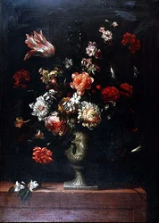 Natura morta di fiori in un vaso di pietra