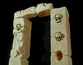 Portale con Teschi, dal Santuario di Roquepertuse, Gallia, civiltà La Tène II (III-II secolo a.C.)