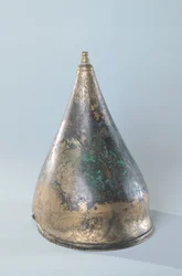 Elmo con decorazione incisa, da una tomba a Berru, Marne (bronzo)