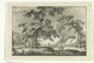 Paesaggio boscoso con due escursionisti