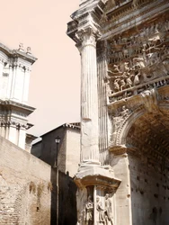 Antico arco romano
