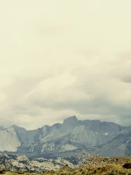 Paesaggio montano nuvoloso