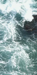 Onde oceaniche che si infrangono