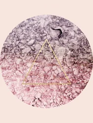 Triangolo geometrico in pietra dorata